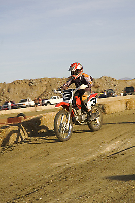 포토 JPG 해외이미지 옷 모션 자동차 고글 부츠 사람 사람없음 자전거 오토바이 레이싱 바퀴 보호 헬멧 속도 타이어 먼지 엔진 밀짚 레이서 해외포토 레이스천 육상교통 신발 컨셉 시합 바이크 직물 짚 보호장비 파일형식 이미지허브