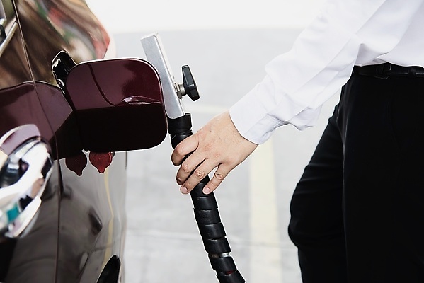 포토 JPG 해외이미지 주간 남자 자동차 한명 성인 야외 옆모습 하반신 잡기 오픈 주유기 넣기 주유구 성인남자한명만 주유건 해외포토 자연요소 1 육상교통 뷰포인트 모션 사람 기계 주유 남자한명만 성인남자만 파일형식 이미지허브