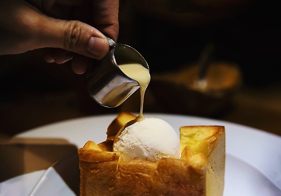 포토 JPG 해외이미지 접시 손 커피 음식 빵 조각 백그라운드 탁자 아이스크림 디저트 건강 요리 사람없음 목재 컵 갈색 노란색 초콜릿 식사 펼침 우유 흰색 신선 잡기 뜨거움 붓기 달콤 맛 아침식사 작음 설탕 굽기 크림 토스트 시럽 버터 꿀 페스츄리 맛있는 해외포토 나무 식기 음료 컬러 가구 컨셉 재료 모션 유제품 신체부위 크기 구이 파일형식 이미지허브