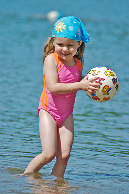 포토 JPG 해외이미지 수영복 행복 호수 공 가족 자연 놀이 한명 웃음 야외 물 강 수영 해외포토 자연요소 1 옷 감정 관계 표정 사람 수상스포츠 생태계 파일형식 이미지허브