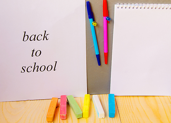 포토 JPG 해외이미지 학생 교육 종이 백그라운드 컨셉 텍스트 통신 학교 문구용품 사람없음 그래픽 책 세로 초록색 컴퓨터 알약 연필 펜 쌓기 우주 디지털 공책 흰색 막대기 가득함 책상 오브젝트 분필 페이지 형광펜 패드 고립 발생 보유 정물화 해외포토 컬러 가구 모션 학용품 전자제품 필기구 약 그림 초크 파일형식 이미지허브