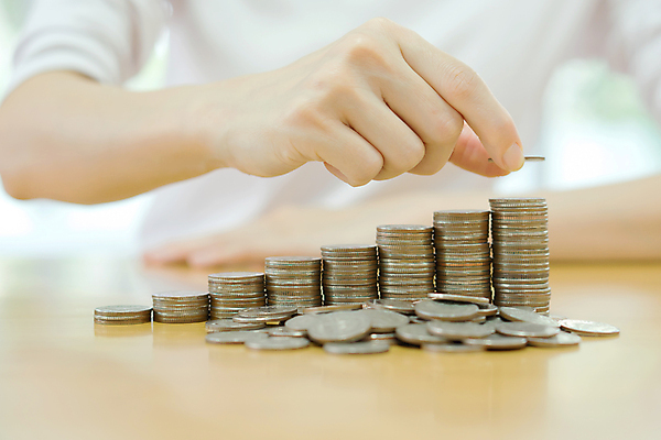 포토 JPG 해외이미지 손 여자 유럽 백그라운드 컨셉 돈 비즈니스 손가락 모션 성공 그래프 함께함 사람 사람없음 그래픽 금융 경제 쌓기 계단 달러 금속 동전 흰색 잡기 변화 시장 재산 황금 주식 사인 파운드 흙더미 고립 수입 카피스페이스 놓기 해외포토 나라 컬러 재질 신체부위 흙 공백 파일형식 더미 이미지허브