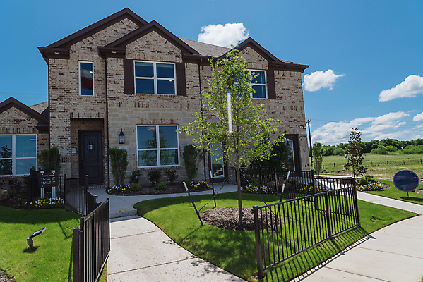 포토 JPG 해외이미지 모델 외관 창문 가족 자동차 새로움 거리 주택 잔디 사람없음 야외 건물 파란색 문 골짜기 폭포 차도 깃발 재산 고급 큼 싱글 손질 리빙 이웃 개발 교외 진짜 차고 텍사스 해외포토 식물 건축물 도로 육상교통 컬러 컨셉 관계 자연 금융 미국 크기 파일형식 이미지허브