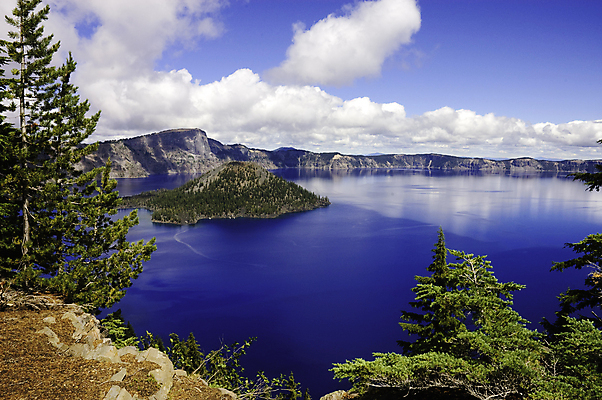 포토 JPG 해외이미지 나무 호수 섬 산 사람없음 초록색 물 파란색 컬러풀 반사 절벽 소나무 숲 언덕 화산 분화구 침엽수 내추럴 강렬 깊이 해외포토 자연요소 식물 컬러 파일형식 이미지허브