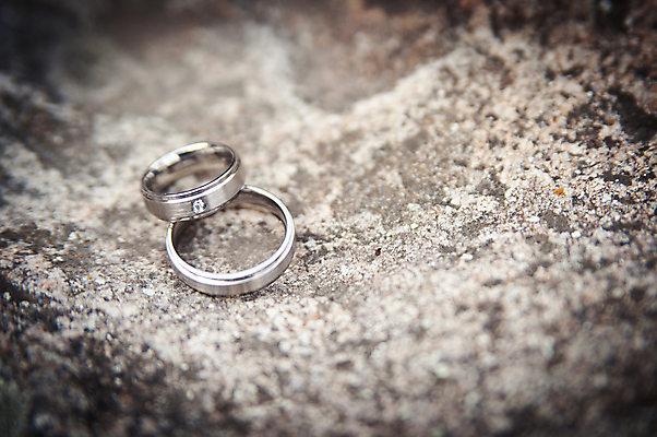 포토 JPG 해외이미지 커플 결혼 2 장신구 관계 결혼식 함께함 선물 사랑 사람없음 장식 가로 세트 금속 바위 축하 반지 쌍 황금 은색 보석 심볼 다이아몬드 통일 해외포토 감정 컬러 컨셉 재질 이벤트 돌_바위 광석 파일형식 이미지허브