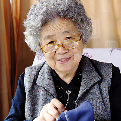 포토 JPG 해외이미지 시선 여자 행복 안경 할머니 가사 엄마 친절 함께함 종류 사랑 한명 미소 사람 동양인 성인 중국 기쁨 회색 아내 바느질 만족 옛날 생존 존경 해외포토 1 잡화 노년 감정 아시아 컬러 컨셉 가족 표정 인종 파일형식 이미지허브