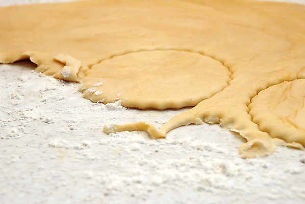 포토 JPG 해외이미지 모양 음식 요리 사람없음 원형 자르기 굽기 오브젝트 준비 날것 반죽 밀가루 생식 정물화 페스츄리 핸드메이드 해외포토 도형 빵 모션 가루 구이 그림 파일형식 이미지허브