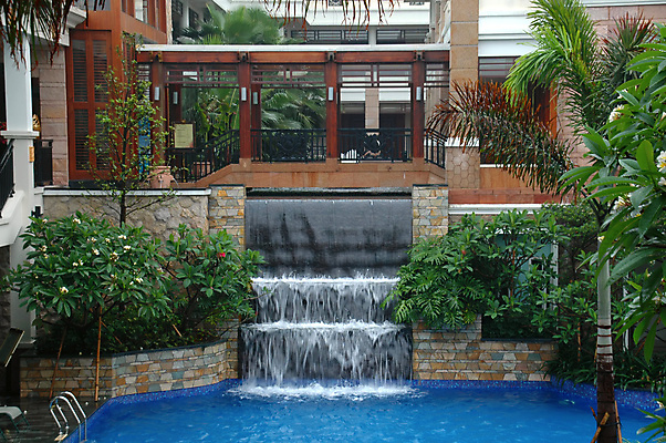 포토 JPG 해외이미지 디자인 파도 여행 건축양식 호텔 휴가 휴식 수영장 사람없음 야외 건물 물 파란색 울타리 정원 수영 폭포 가을 바위 복도 고급 분수 휴양지 쏟아짐 단계 석호 뒤뜰 필터 세련 안락 해외포토 자연요소 건축물 계절 건축 바다 컬러 컨셉 모션 자연 숙소 담장 장소 돌_바위 수상스포츠 파일형식 이미지허브