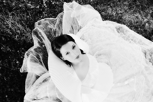 포토 JPG 해외이미지 백인 모델 1 라이프스타일 손 드레스 여자 꽃 행복 얼굴 꽃다발 결혼 자연 결혼식 천사 사랑 사람 성인 사람없음 야외 뷰티 유행 일몰 산책 꿈 흰색 아내 베일 무료 혼자 해외포토 서양인 식물 옷 감정 컬러 휴식 이벤트 생활 신체부위 노을 생태계 파일형식 이미지허브