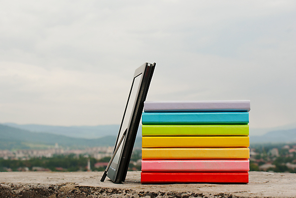 포토 JPG 해외이미지 교육 텍스트 산 사람없음 야외 책 학습 컬러풀 독서 펜 쌓기 디지털 장비 정보 전자책 중앙 도서관 무선전화기 교과서 문학 페이지 흙더미 해외포토 컬러 모션 교재 필기구 흙 전화기 파일형식 더미 이미지허브