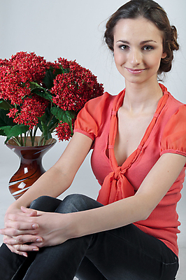 포토 JPG 해외이미지 1 드레스 여자 꽃 행복 얼굴 한명 미소 사람 성인 뷰티 유행 화려 우아함 어깨 긍정 진짜 해외포토 식물 옷 감정 컨셉 표정 신체부위 파일형식 이미지허브