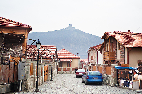 포토 JPG 해외이미지 자동차 산 거리 주택 사람없음 교회 램프 도시 사찰 수도원 절정 조지아 해외포토 육상교통 종교건축 조명 건물 동유럽 파일형식 이미지허브