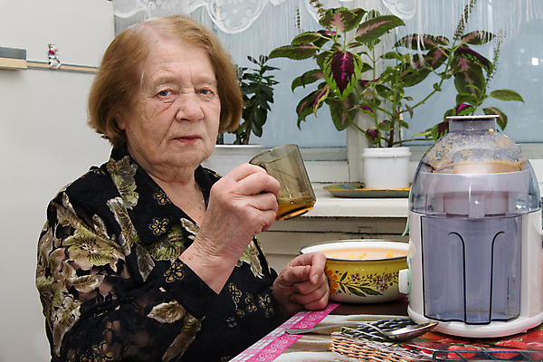 포토 JPG 해외이미지 여자 노년 할머니 음료 건강 한명 사람 성인 주스 해외포토 1 파일형식 이미지허브