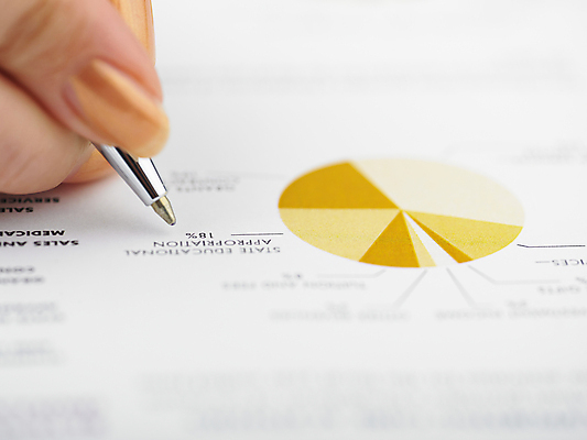 포토 JPG 해외이미지 손 교육 종이 컨셉 비즈니스 손가락 통계 아이디어 사람없음 금융 펜 자료 계산기 정보 업무 분석 가정경제 해외포토 가정 문구용품 신체부위 경제 필기구 장비 작업 파일형식 이미지허브