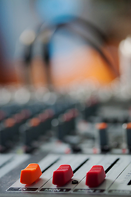 포토 JPG 해외이미지 직업 음악 손잡이 사람없음 컬러풀 디지털 소리 콘서트 장비 기구 볼륨 혼합 믹서 책상 라디오 전자 오디오 방송 아날로그 스위치 조절 노래방 위로 섞기 작곡가 조종장치 프로듀서 효과 해외포토 컬러 가구 문화예술 전자제품 공연 음악가 파일형식 이미지허브