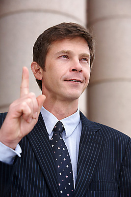 포토 JPG 해외이미지 주간 손 행복 컨셉 비즈니스 아이디어 한명 미소 사람 정장 성인 건물 30대 기쁨 꿈 성장 가리킴 기둥 도시 비즈니스맨 검은머리 결심 오르기 비전 설정 발견 해외포토 자연요소 1 헤어스타일 건축물 옷 남자 건축 감정 모션 표정 손짓 신체부위 장년 직장인 파일형식 이미지허브