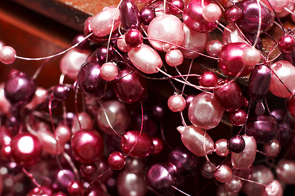 포토 JPG 해외이미지 줄 분홍색 백그라운드 목걸이 장신구 발렌타인데이 선물 사랑 사람없음 목재 장식 상자 컬러풀 원형 고급 닫기 큼 보석 질감 내추럴 거짓말 진짜 많음 해외포토 도형 나무 감정 컬러 컨셉 재료 모션 데이이벤트 크기 광석 파일형식 이미지허브