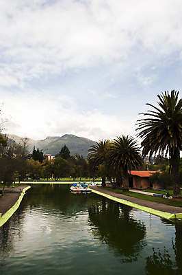 포토 JPG 해외이미지 나무 잔디 사람없음 초록색 물 강 정원 보트 화산 에콰도르 생태학 해외포토 자연요소 식물 교육 컬러 배_교통 산 남아메리카 파일형식 이미지허브
