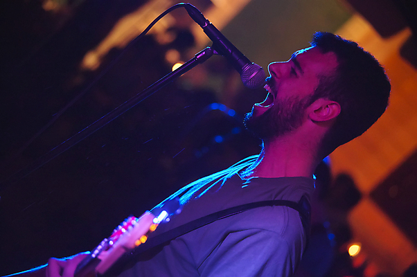 포토 JPG 해외이미지 남자 연주 노래 한명 상반신 성인 옆모습 빛 보라색 축제 콘서트 가수 무대 기타 스탠드마이크 스포트라이트 블루스 성인남자한명만 해외포토 1 음악 뷰포인트 컬러 현악기 사람 공연 음악가 마이크 남자한명만 성인남자만 파일형식 이미지허브