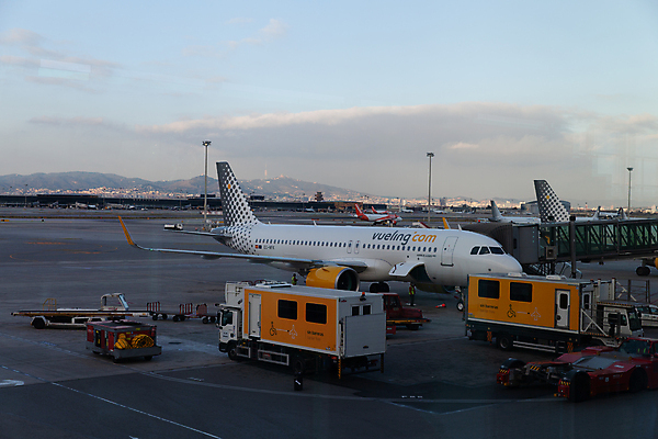 포토 JPG 해외이미지 여행 회사 비즈니스 교통시설 휴가 비행기 사람없음 흰색 스페인 공항 항공 출발 대문 제트기 승객 엔진 바르셀로나 대패 해외포토 유럽 컬러 교통 컨셉 항공교통 대중교통 문 시설 파일형식 이미지허브