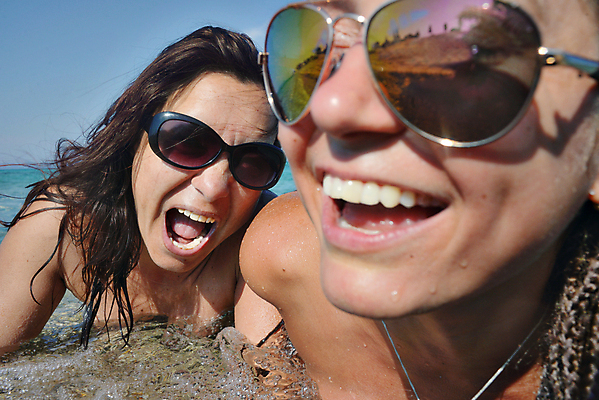 포토 JPG 해외이미지 여자 행복 바다 장난 놀이 휴가 휴식 웃음 취미 해변 두명 선글라스 햇빛 태양 맑음 기쁨 보호 비명 자외선 해외포토 자연요소 감정 안경 컨셉 날씨 표정 사람 파일형식 이미지허브