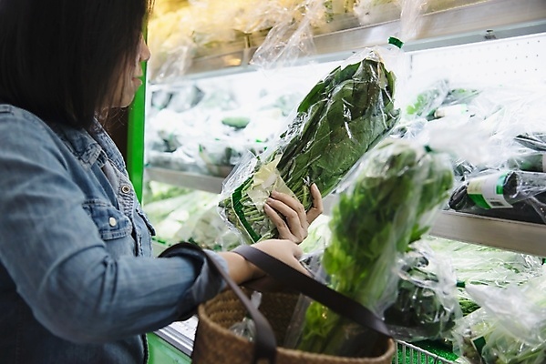 포토 JPG 해외이미지 라이프스타일 잡화 여자 행복 음식 다이어트 채소 가방 과일 건강 한명 사람 성인 바구니 상점 카트 샐러드 신선 시장 선택 구매 상품 가득함 고객 유기농 소매 슈퍼마켓 내추럴 바이오 해외포토 1 웰빙 감정 컨셉 생활 쇼핑 파일형식 이미지허브