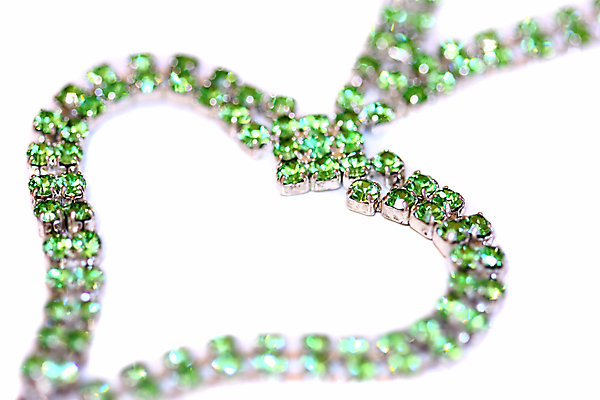 포토 JPG 해외이미지 디자인 결혼 백그라운드 목걸이 장신구 결혼식 발렌타인데이 선물 사랑 미술 사람없음 초록색 빛 유행 금속 낭만 흰색 하트 고급 우아함 닫기 은색 보석 천 오브젝트 다이아몬드 약혼 고립 넘어짐 부적 스타일 해외포토 모양 감정 컬러 컨셉 모션 데이이벤트 재질 문화예술 이벤트 직물 광석 약속 파일형식 이미지허브