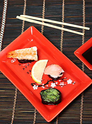 포토 JPG 해외이미지 음식 조각 젓가락 밥 조개 어류 사람없음 빨간색 저녁식사 초밥 막대기 해산물 날것 롤 직사각형 해외포토 도형 컬러 어패류 수저 식사 수중동물 일본음식 파일형식 이미지허브