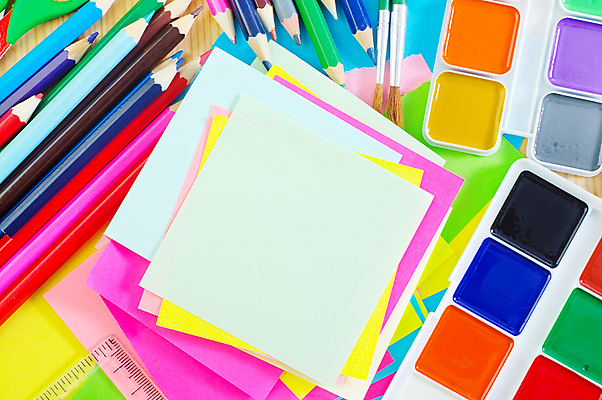 포토 JPG 해외이미지 백그라운드 색연필 사람없음 하이앵글 사각형 팔레트 포스트잇 색종이 카피스페이스 해외포토 도형 종이 뷰포인트 학용품 공백 메모지 파일형식 이미지허브