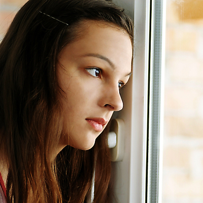 포토 JPG 해외이미지 백인 1 응시 여자 감정 어린이 생각 창문 상상 청소년 주택 갈색머리 한명 사람 10대 청춘 뷰티 기댐 희망 꿈 흰색 표현 기다림 고독 손목시계 배려 심각 염원 혼자 수수료 해외포토 서양인 헤어스타일 시선 시계 컬러 컨셉 장신구 모션 건물 요금 파일형식 이미지허브