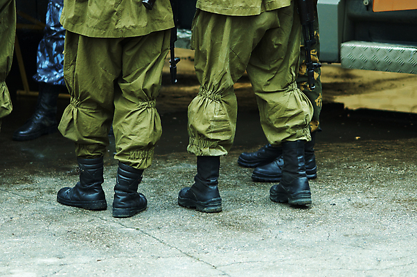 포토 JPG 해외이미지 옷 무기 신발 서기 사람 사람없음 검은색 뉴스 보호 군용 싸움 러시아 지역 병정 특별함 해외포토 유럽 컬러 컨셉 모션 군대 파일형식 이미지허브