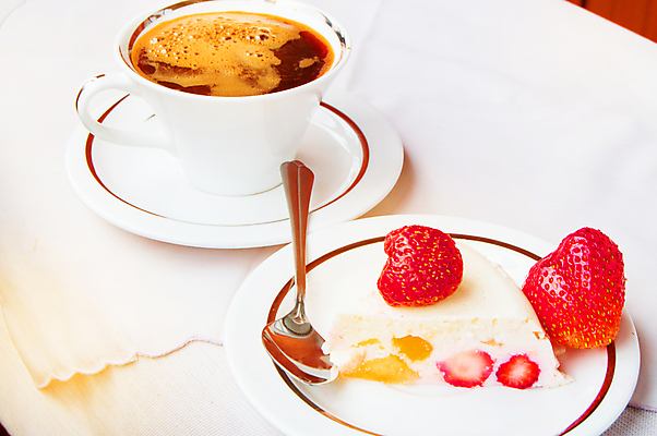 포토 JPG 해외이미지 열매 커피 음료 음식 조각 잎 부분 딸기 디저트 치즈 건강 사람없음 컵 빨간색 케이크 숟가락 식탁보 흰색 신선 우아함 닫기 달콤 맛 시원함 먹기 컵받침 크림 준비 슛 젤리 살구 식용 핸드메이드 해외포토 식물 식기 컬러 컨셉 과일 모션 유제품 수저 받침대 파일형식 이미지허브