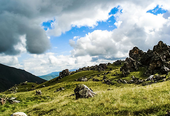 포토 JPG 해외이미지 식물 유럽 도로 길 여행 자국 자연 하늘 산 사람없음 야외 가로 초록색 햇빛 계곡 맑음 놀람 트래킹 하이킹 회색 황무지 스페인 정상 오솔길 방향 고도 언덕 배낭여행 산등성이 오르기 암초 절정 수평선 해외포토 감정 나라 컬러 교통시설 모션 레저 날씨 표정 태양 생태계 파일형식 이미지허브
