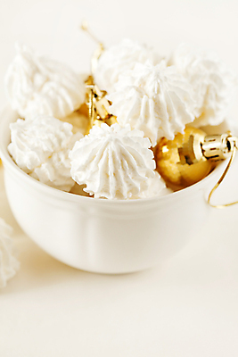 포토 JPG 해외이미지 크리스마스 서양음식 실내 사람없음 컵 쿠키 달콤 흰배경 머랭 오너먼트 머랭쿠키 해외포토 식기 기념일 음식 백그라운드 크리스마스장식 디저트 내부 흰색 맛 파일형식 이미지허브