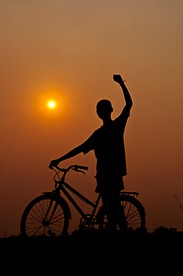 포토 JPG 해외이미지 라이프스타일 행복 감정 실루엣 스포츠 여행 컨셉 밭 자연 하늘 휴가 건강 서기 소년 사람없음 야외 운동 자전거 힘 일몰 에너지 자유 저녁 사이클링 바이킹 필승 해외포토 남자 어린이 농업 모션 촬영기법 생활 노을 바이크 우승 야간 육상스포츠 생태계 파일형식 이미지허브
