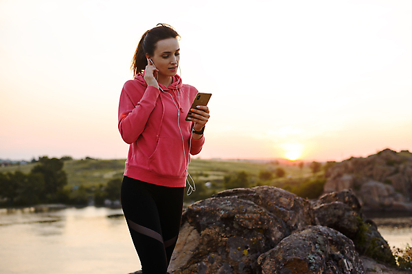 포토 JPG 해외이미지 라이프스타일 손 여자 호수 음악 스포츠 분홍색 자국 자연 휴식 산 건강 한명 야외 스마트폰 핸드폰 강 달리기 조깅 운동 디지털 소리 듣기 스마트 연습 확인 전자 달리기선수 돌봄 운동가 해외포토 1 컬러 컨셉 모션 문화예술 사람 생활 신체부위 전자제품 스마트기기 생태계 육상선수 파일형식 이미지허브