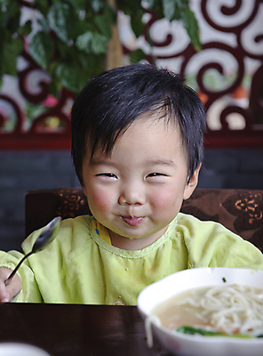포토 JPG 해외이미지 손 아시아 어린이 음식 장난 쟁반 건강 한명 사람 앉기 동양인 소년 머리 식사 중국 자녀 아기 잡기 입 달콤 먹기 소중 연습 어깨 국수 천진난만 유일 해외포토 1 남자 나라 컨셉 모션 인종 신체부위 면류 맛 파일형식 이미지허브