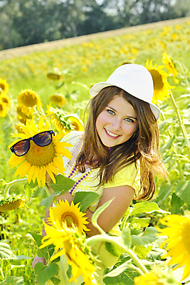 포토 JPG 해외이미지 주간 여자 얼굴 어린이 꽃밭 해바라기 한명 들기 상반신 야외 앞모습 선글라스 소녀한명만 해외포토 자연요소 1 꽃 안경 뷰포인트 모션 사람 신체부위 여자한명만 소녀만 파일형식 이미지허브