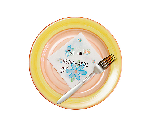 포토 JPG 해외이미지 그릇 접시 포크 텍스트 탁자 사람없음 스마트폰 숫자 식사 저녁식사 중국 흰색 은색 냅킨 해외포토 문자 식기 아시아 컬러 가구 핸드폰 스마트기기 파일형식 이미지허브