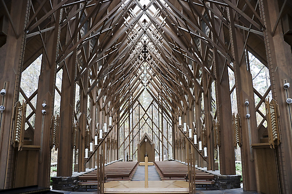 포토 JPG 해외이미지 기독교 종교 십자가 건축양식 창문 유리 실내 사람없음 내부 건물 목재 성당 교회 천주교 홀 영혼 천장 통로 아치 신성 숭배 옛날 제단 해외포토 나무 건축물 건축 재료 종교건축 재질 공간 파일형식 이미지허브