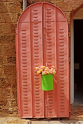 포토 JPG 해외이미지 라이프스타일 디자인 외관 꽃 아시아 벽 꽃무늬 건축양식 성공 주택 안전 사람없음 야외 장식 초록색 문 금속 수확 냄비 지중해 철 옛날 이스라엘 제라늄 스타일 해외포토 식물 건축 나라 바다 컬러 컨셉 무늬 농업 재질 건물 생활 솥 서아시아 파일형식 이미지허브