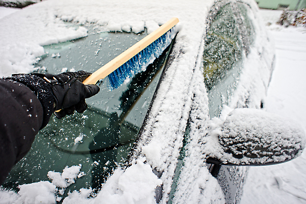 포토 JPG 해외이미지 손 옷 계절 도로 포즈 겨울 창문 자동차 유리 날씨 사람 사람없음 야외 가로 얼음 추위 흰색 공구 붓 주차 12월 묘사 서리 자동 해외포토 자연요소 길 육상교통 컬러 교통시설 재질 신체부위 도구 날짜 파일형식 이미지허브