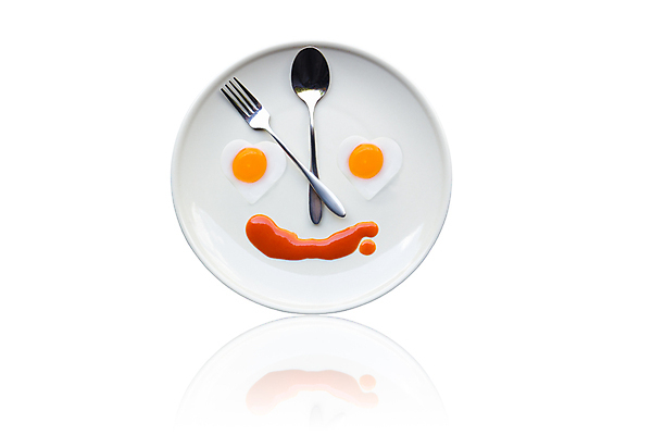 포토 JPG 해외이미지 접시 포크 실내 표정 미소 사람없음 반사 숟가락 하트 소스 아침식사 계란프라이 흰배경 해외포토 모양 식기 백그라운드 수저 내부 식사 흰색 양념 계란요리 파일형식 이미지허브