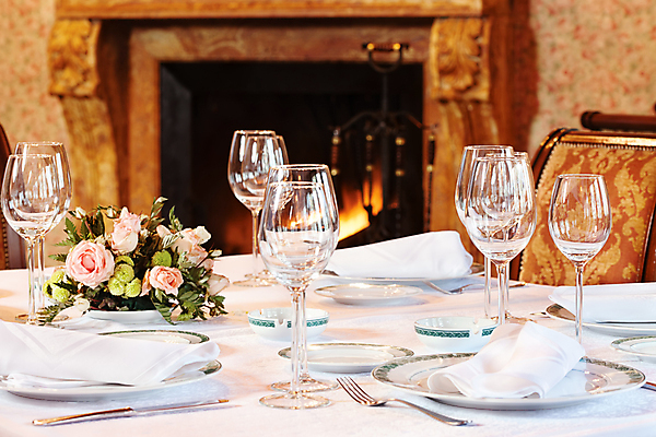 포토 JPG 해외이미지 전통 식기 접시 꽃 안경 포크 의자 탁자 사람없음 내부 식당 저녁식사 골동품 벽난로 옛날 스타일 해외포토 식물 잡화 가구 상점 식사 파일형식 이미지허브