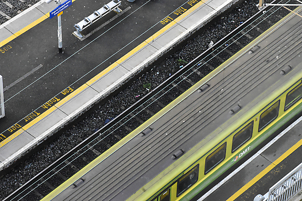 포토 JPG 해외이미지 선 여행 겨울 교통시설 휴가 사람없음 야외 초록색 노란색 기차 도시 역 다트 전차 승객 아일랜드 일반 단상 더블린 루트 해외포토 계절 유럽 육상교통 컬러 교통 대중교통 게임 시설 파일형식 이미지허브