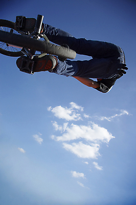 포토 JPG 해외이미지 스포츠 컨셉 모션 하늘 거리 소년 사람없음 파란색 우주 자전거 점프 청바지 도시 승차 속도 순환 쇼 해외포토 남자 어린이 컬러 바지 바이크 파일형식 이미지허브