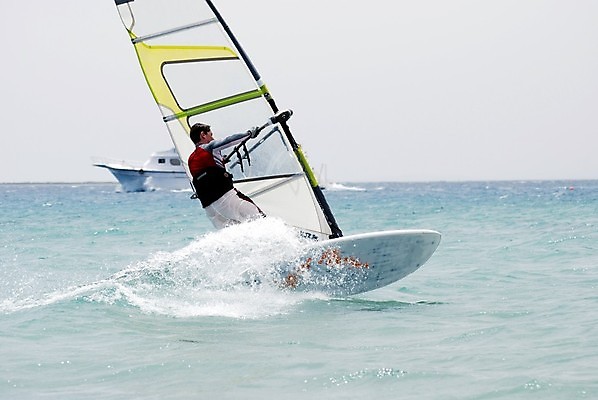 포토 JPG 해외이미지 주간 남자 스포츠 파도 바다 한명 상반신 성인 야외 뒷모습 윈드서핑 잡기 성인남자한명만 해외포토 자연요소 1 뷰포인트 모션 사람 수상스포츠 남자한명만 성인남자만 파일형식 이미지허브