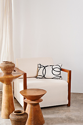 포토 JPG 해외이미지 라이프스타일 디자인 벽 가구 거실 의자 건축양식 베개 탁자 휴식 바닥 아파트 주택 실내 사람없음 내부 목재 장식 빛 갈색 검은색 방 회색 흰색 커튼 오픈 휴게실 고급 우아함 디자이너 천 안락의자 리빙 해외포토 나무 직업 건축 컬러 생활용품 컨셉 재료 침구 건물 생활 직물 파일형식 이미지허브