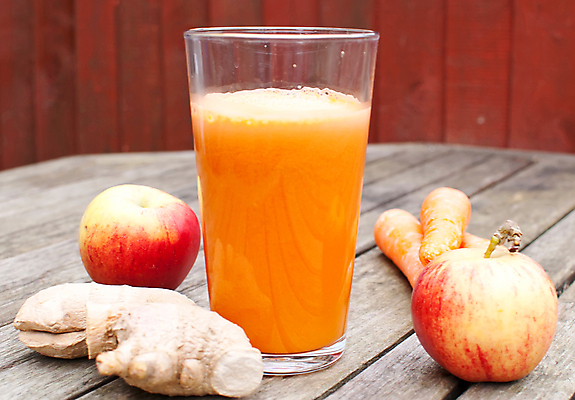 포토 JPG 해외이미지 주간 잔 사람없음 야외 당근 사과 과일주스 야채주스 생강 건강식 나무탁자 디톡스 해외포토 자연요소 식기 음식 채소 과일 탁자 뿌리채소 건강 주스 파일형식 이미지허브