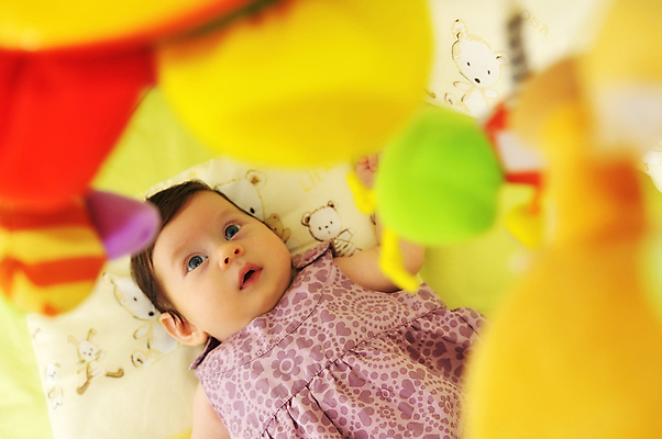 포토 JPG 해외이미지 백인 1 라이프스타일 응시 여자 남자 딸 행복 얼굴 어린이 실내 사랑 한명 미소 사람 소년 성인 소파 장난감 뷰티 기쁨 흰색 자녀 아기 아빠 작음 피부 부드러움 걸음마 돌봄 천진난만 혼자 해외포토 서양인 시선 감정 컬러 컨셉 의자 가족 모션 표정 내부 생활 신체부위 감각 크기 파일형식 이미지허브